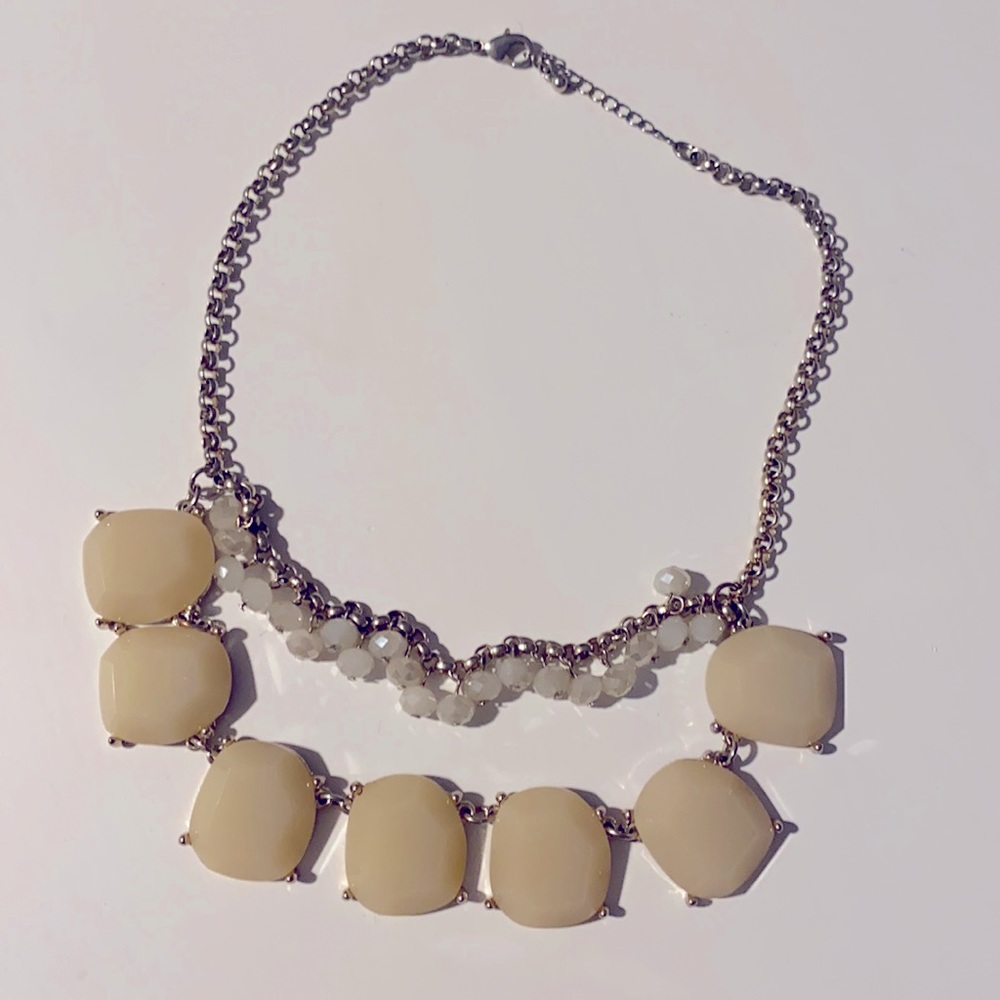 Statement necklace in neutral/cream color